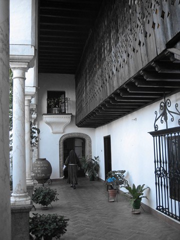 Patio de la portería y ajimez mudéjar, 1592.
