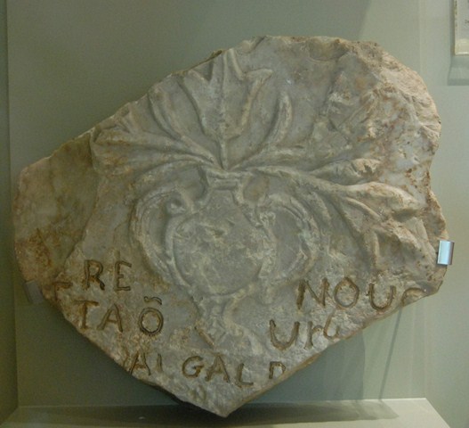 Lápida epigráfica del Castillo del Castellar, siglo XV. Depósito de la familia Ramos Navarro.